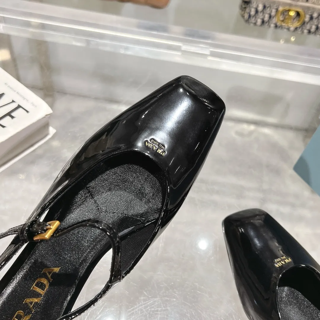 👟👟Ex-factory price 500👟👟 25-year new model launched on the catwalk star's new fashion trend [PRADA] square toe high heel square heel thick heel sandal back empty single shoe. ✨✨The upper is made of imported cow patent leather, the open edge beads and the inner pads are made of imported sheepskin, and the Italian injection molded leather outsole. ⚠️3 heel heights: flat, 5.5cm, 8.3cm. 🐎size: 35-40 (41 can be customized, non-refundable)